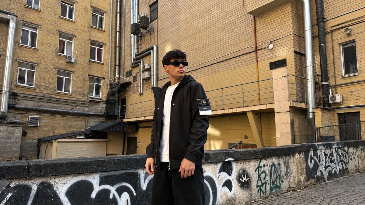 Модель у куртці Stone Island Soft Shell-R на вулиці — Getman Store